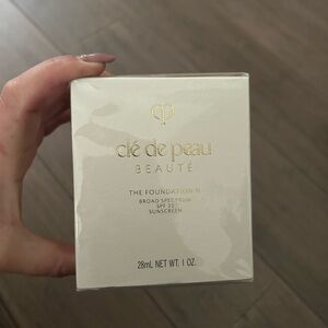 Cle de peau the foundation